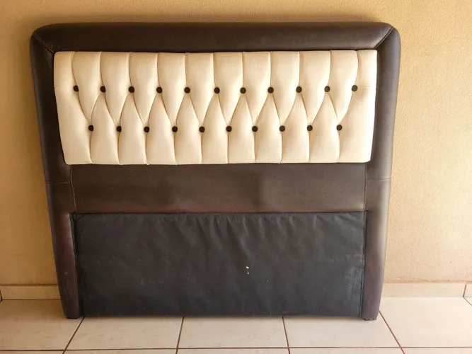 Cabeceira de cama em courvin almofadada
