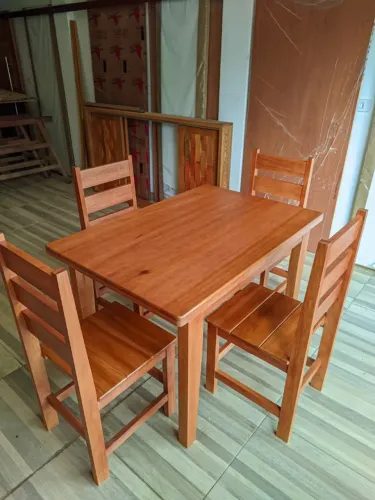 Mesa de Madeira Angico com Cadeiras | Acabamento Premium