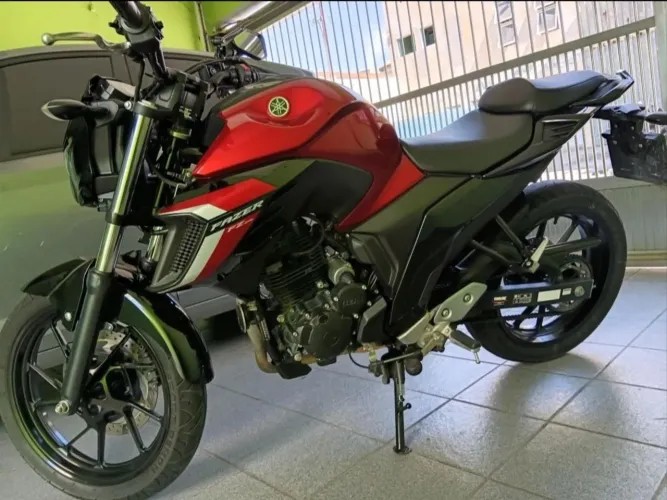 estou vendendo Yamaha fz25 fazer ABS na cor vermelha