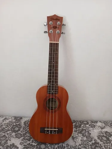 Ukulele Shelby Soprano SU21M - com case e afinador