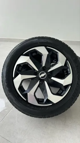 Vendo jogo de roda todo original aro 15 com pneu 195/55r15 valor 2.800