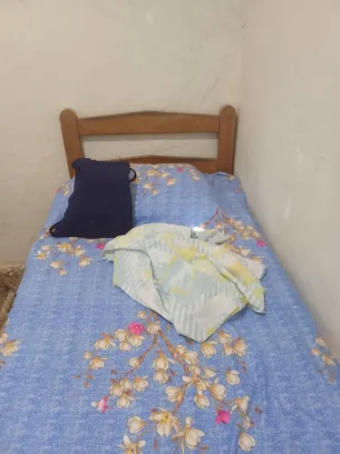 Vendo cama de solteiro em madeira