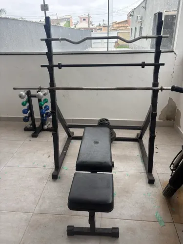 Banco, hacker, barras e 80kg em anilhas