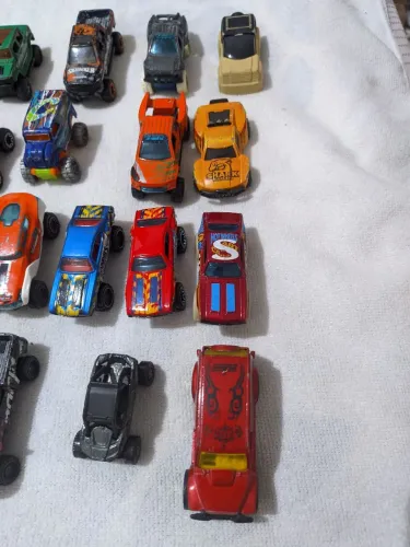 Lote 8 Hotwheels usados.