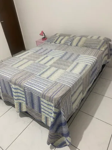 Cama casal usada, já acompanha colchão