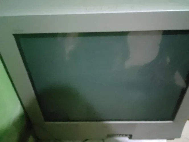 Televisão caixote antiga