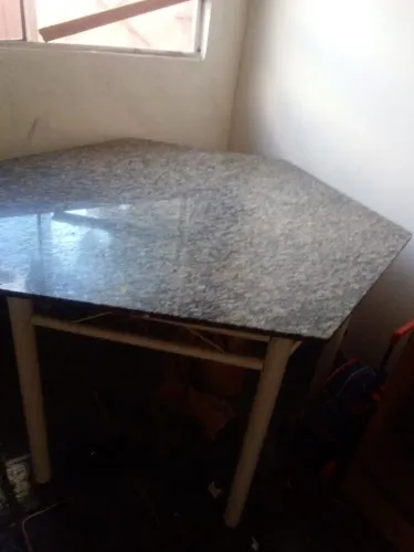 Vendo uma mesa de mármore linda sem cadeira