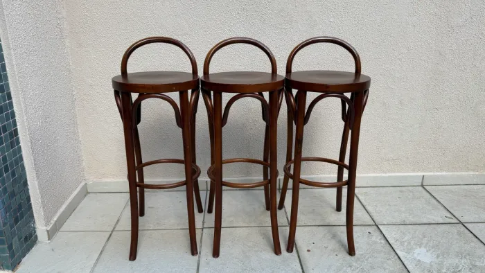 Três banquetas thornat originais para bar ou bancada com 0,93 centímetros de altura.