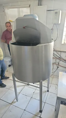 Trituradora de Açaí e frutas congeladas ou in natura. Valor: 18.000,00 reais.