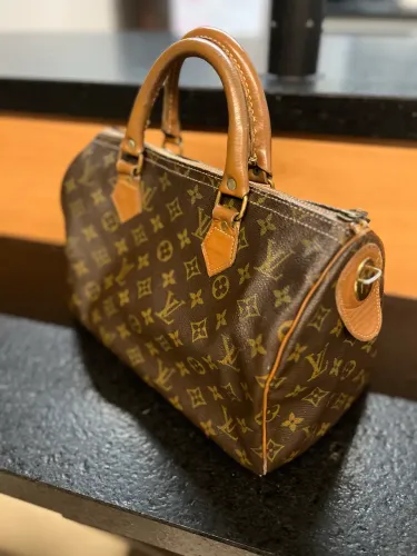 Esta é uma bolsa Louis Vuitton Speedy 30 clássica Monogram.