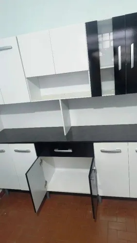 Armário de cozinha branco e preto