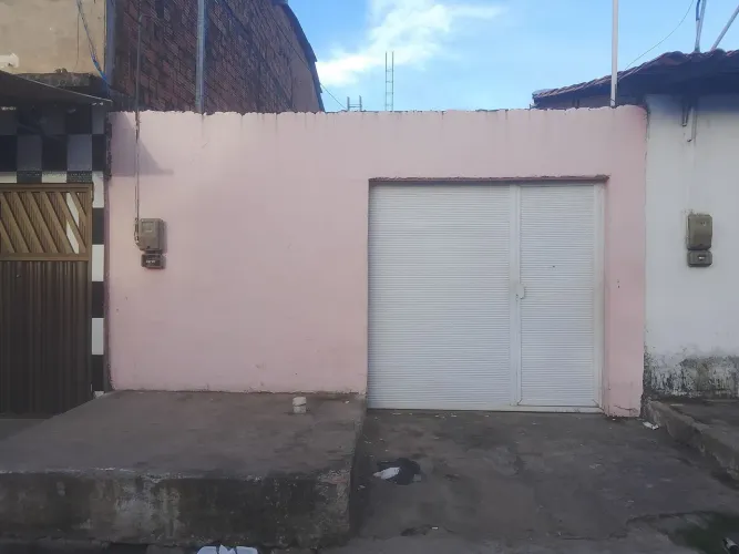 Vende-se casa na avenida principal da Luizão 