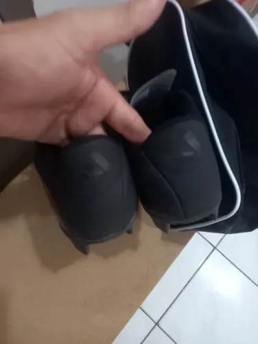Vende-se uma chuteira adiadas seminova usada apenas uma vez