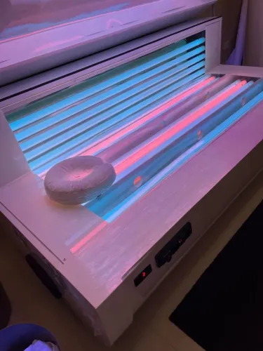     Cama de Bronzeamento Profissional em Excelente Estado