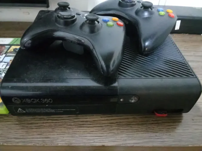Xbox 360 conservado. Com dois jogos original 