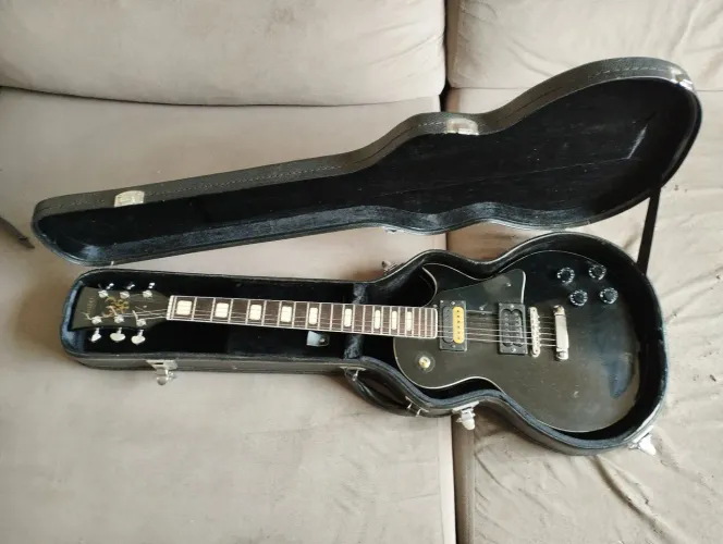 Golden Les Paul com Seymour Duncan.