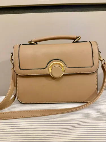 Bolsa transversal bege com alça ajustável 