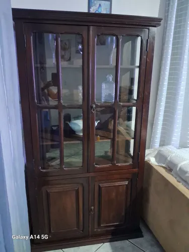 Vendo uma cristaleira em madeira imbuia maciça dos anos 80 em perfeito estado! Sem cupim