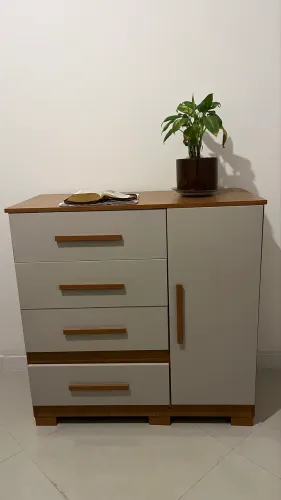 Cômoda espaçosa