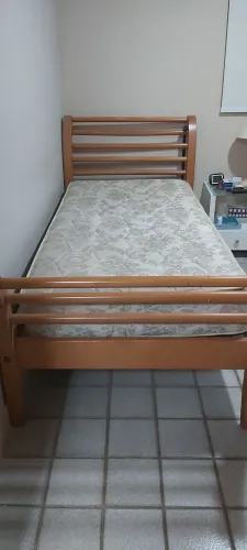 Vendo bicama de solteiro, em pinus maciço, com 90 cm de largura (solteirão), sem colchão.