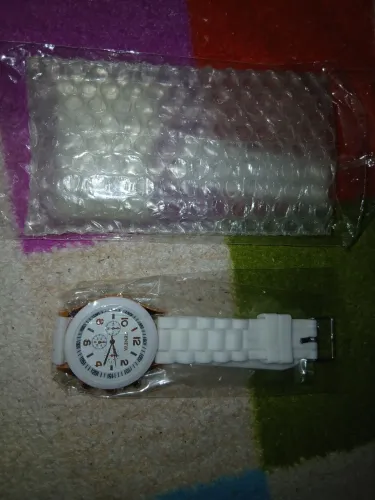 Relógio branco genera 30 reais