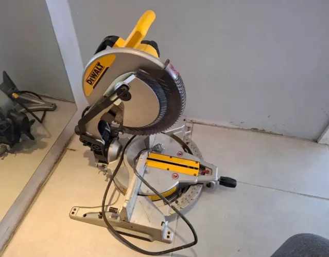 Serra de Esquadria Dewalt DWS715 12 polegadas