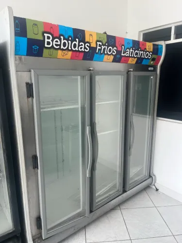 Geladeira expositora 3 portas