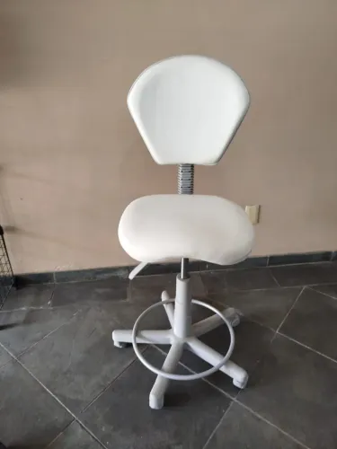Cadeira Mocho Sela Com Encosto E Apoio De Pé