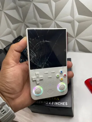 Console Portátil R36 Ultra com Tela Trincada (Peças ou Reparo)