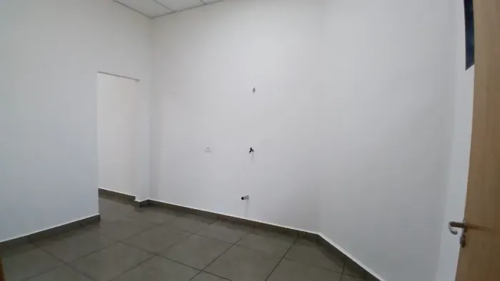 ALUGA-SE SALÃO COMERCIAL
