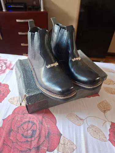 Bota Wrangler couro legítimo número 39