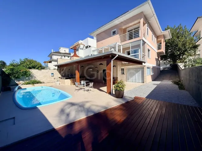 Casa Semi-Mobiliada com Piscina e 3 Suítes na Pedra Branca
