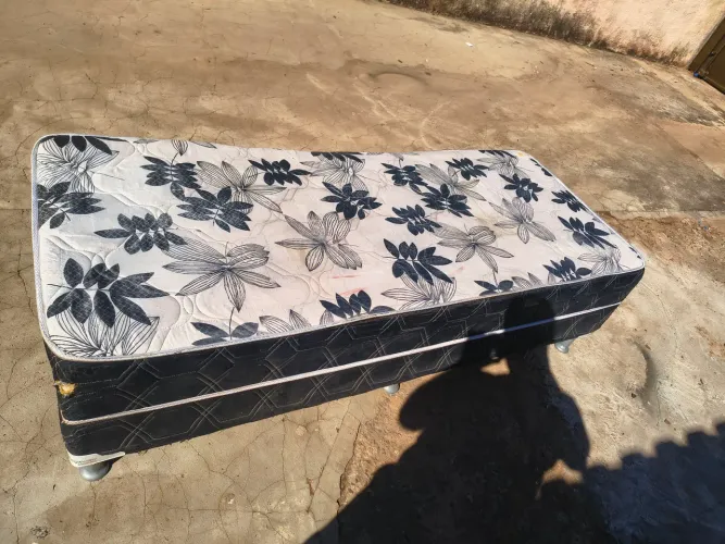 Vendo cama box Solteiro