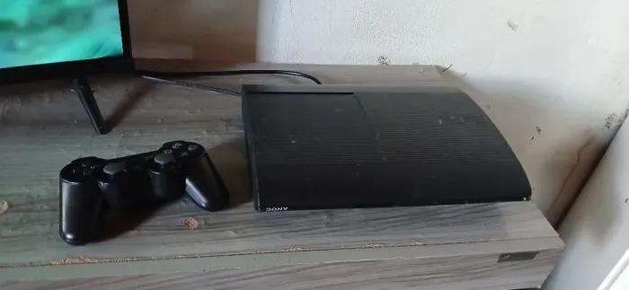 Ps3 desbloqueado com 2 controles, 5 jogos físicos, cabos, caixa varios jogos instalados