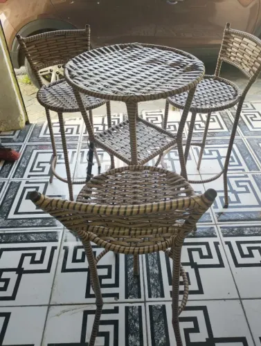conjunto de mesa com cadeiras de fibra sintética (tipo vime/rattan artificial),