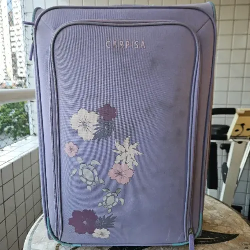 Mala Carpisa Trolley Soft Shell Estampa Da Marca 62 Cm Lilás