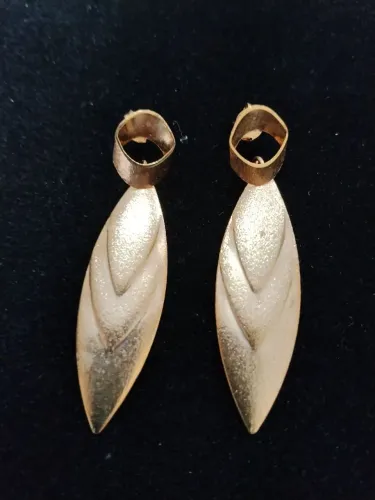 Brinco Folha Fosca e Trabalhada Foleado a Ouro