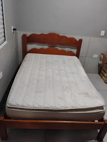 Cama de Casal de Madeira + Colchão em Ótimo Estado - Oportunidade Única