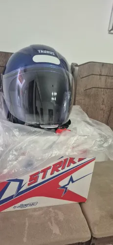 Vende-se um capacete novo por 300,00 reais