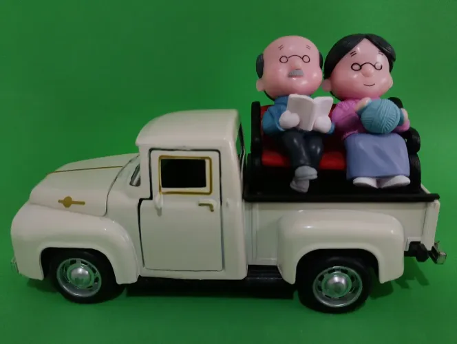 Miniaturas Caminhonete Pickup com casal de avós