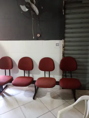 VENDO CADEIRAS LONGARINA,UMA COM TRÊS ASSENTOS E DUAS COM QUATRO ASSENTO.
