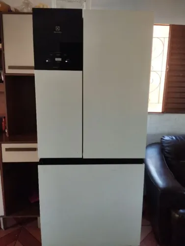 Vendo geladeira cara 3,mil pra sair rápido zerada