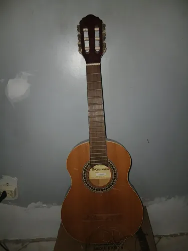Violão quebrado