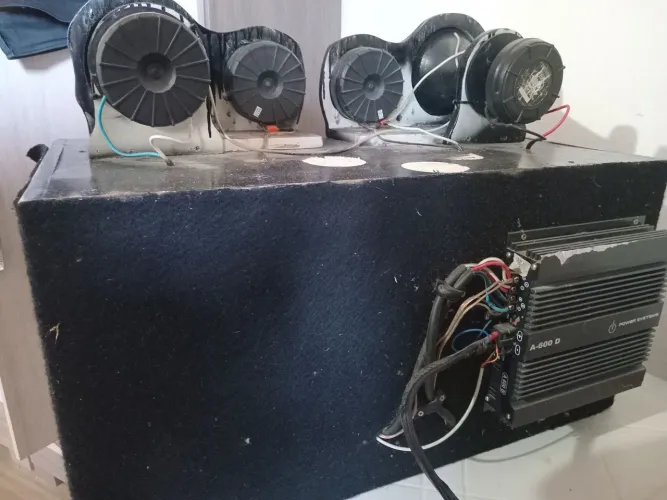 Caixa de som automotivo.