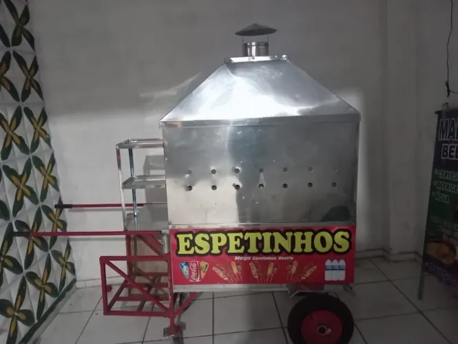 Vende-se este carrinho de espetinhos.