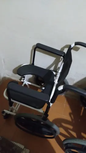 Cadeira para banho e locomoção