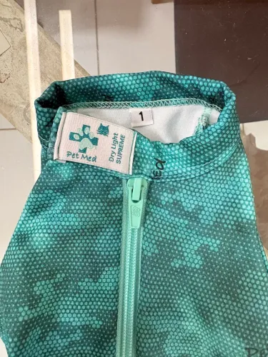 Roupa protetora e pós cirúrgica de gatos