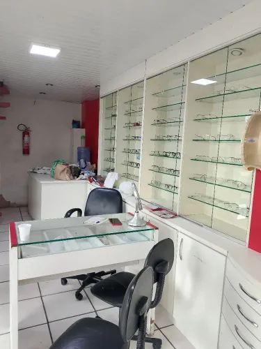 Móveis Planejados Completos para Ótica - Alto Padrão com Vitrines e Espelho Gigante