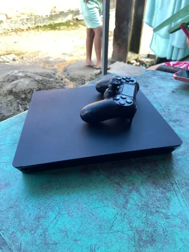 PS4 Slim com controle
