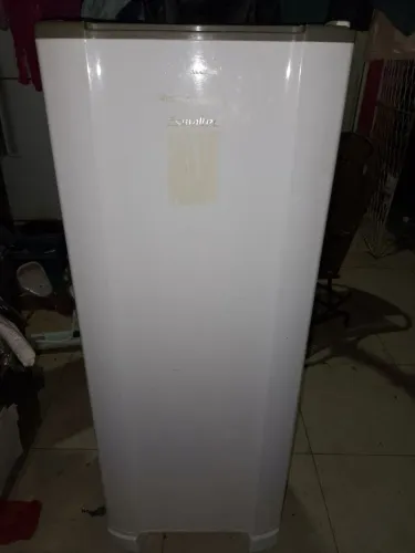 Geladeira ESMALTEC